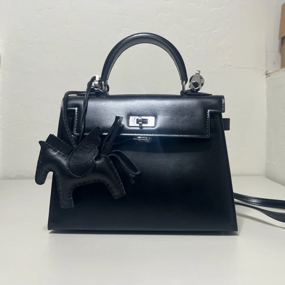 Elegant Black Handbag - Picture 1 of 4